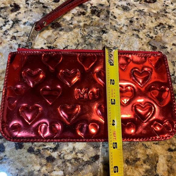 EUC Valentines red wristlet by MJ - not kors- iridescent embossed hearts shiny - Picture 8 of 12